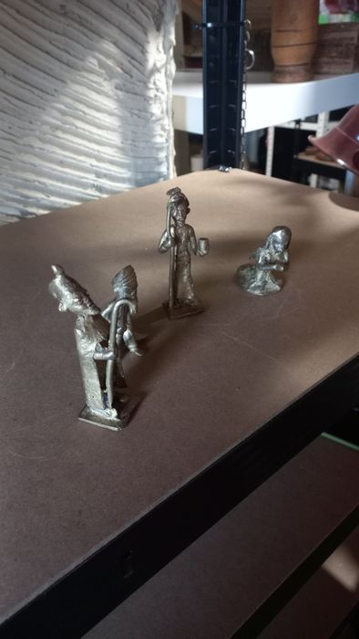 Малки стари бронзови фигури