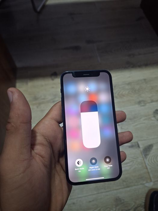 iPhone 12 mini srochna sotiladi. Face ID yangilanishdan keyin uchgan.