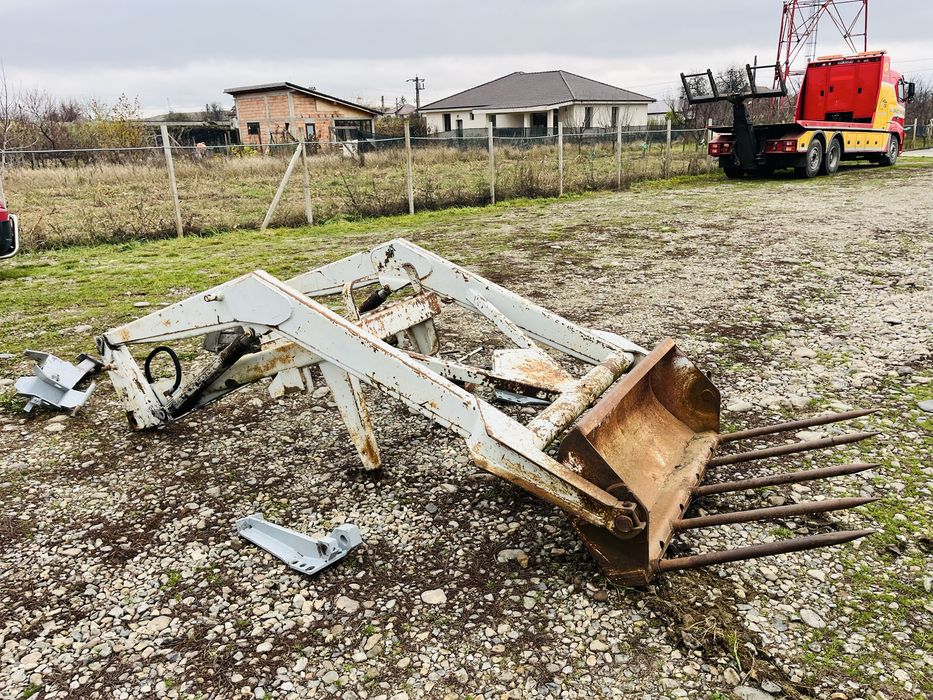 Incarcator frontal, brat cu cilindri hidraulici si suport Hauer cupa