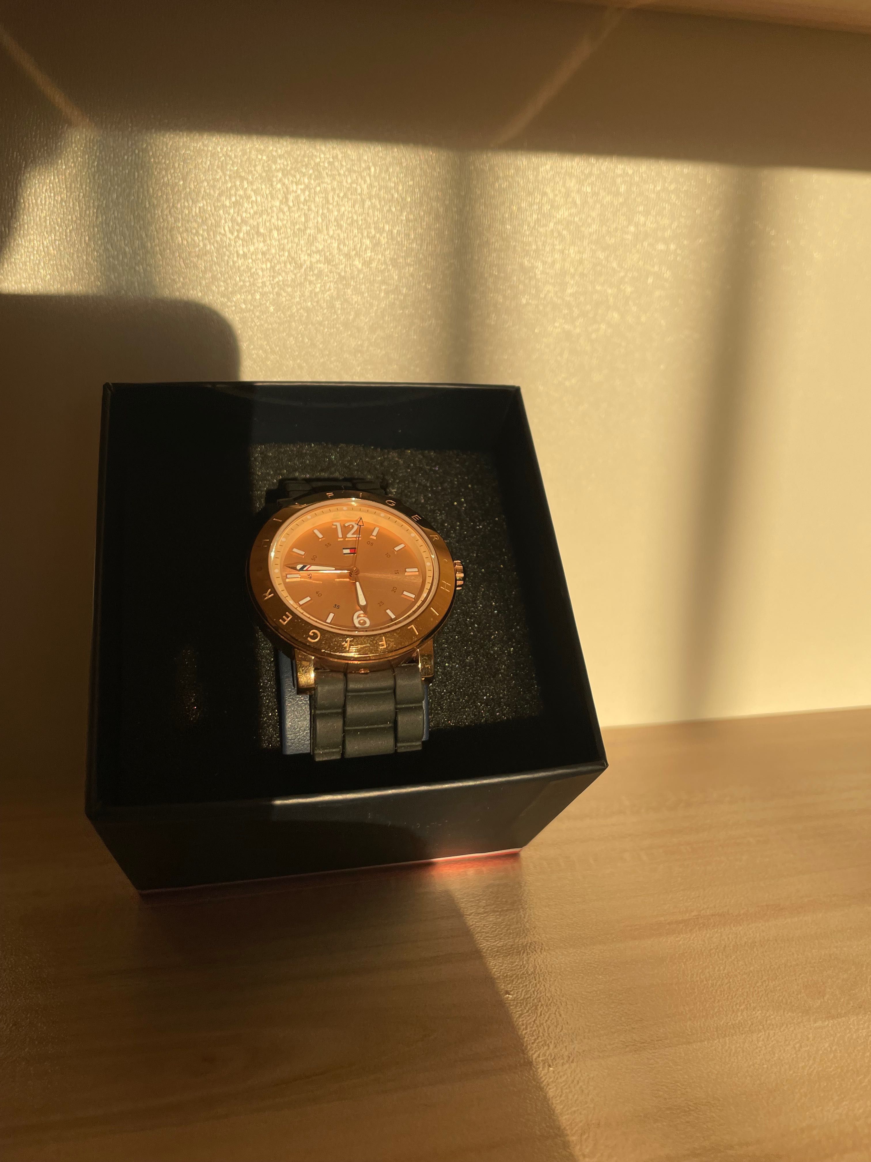 Часовник TomY HilfigeR