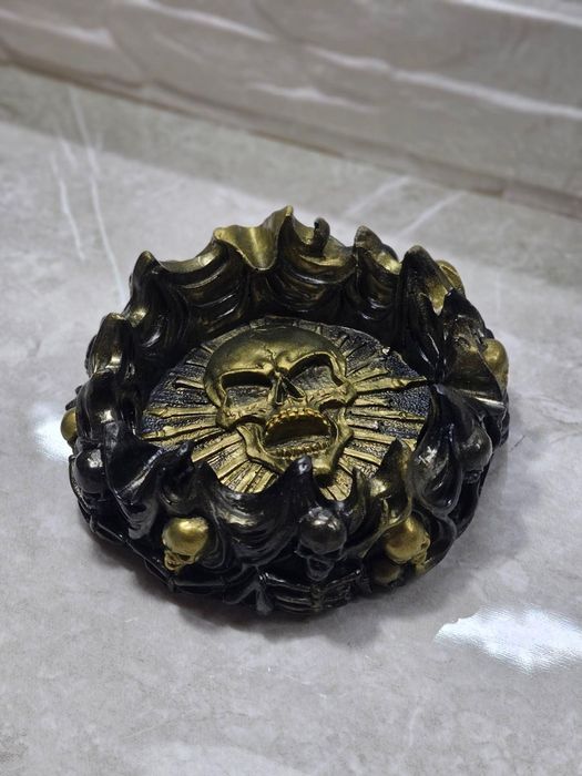 Пепелници с черепи и скелети