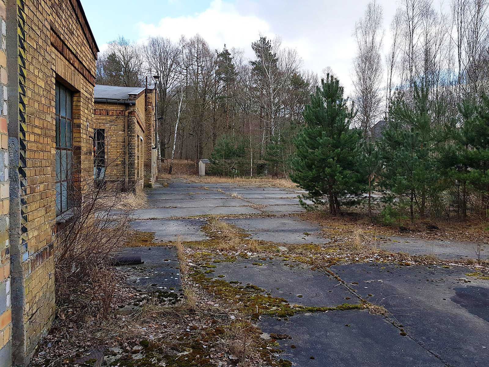 ПАРЦЕЛ СЪС СКЛАДОВЕ И ОФИСИ в регулация 29дка в Германия.