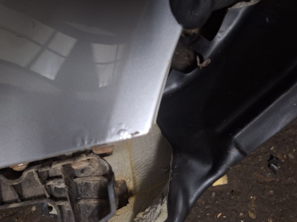 Aripa stânga completa + suport ly7w Audi a4 b7