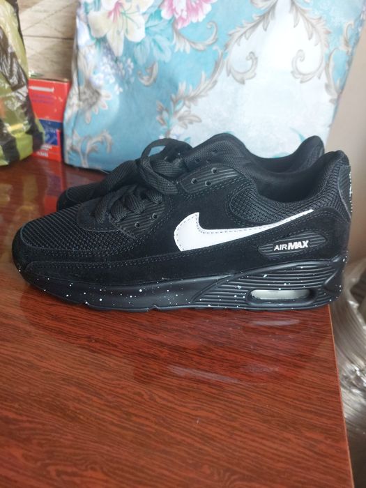 Продам новые кроссовки Nike