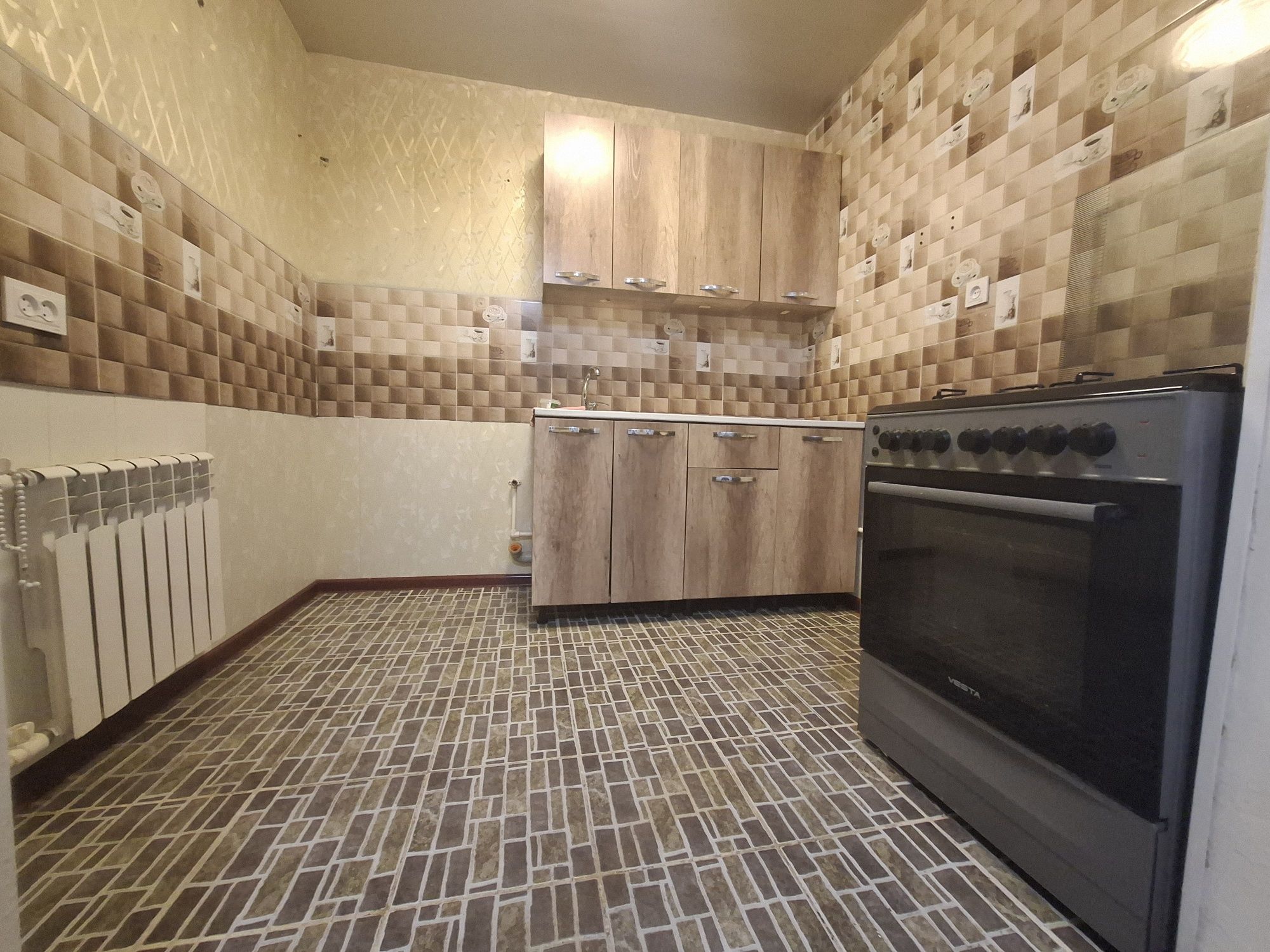 Срочно продаётся 3-комнатная квартира без маклер рядом солнышке базар.