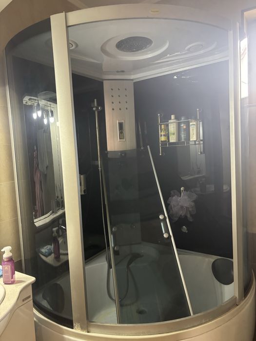 Cabina de dus cu cadita