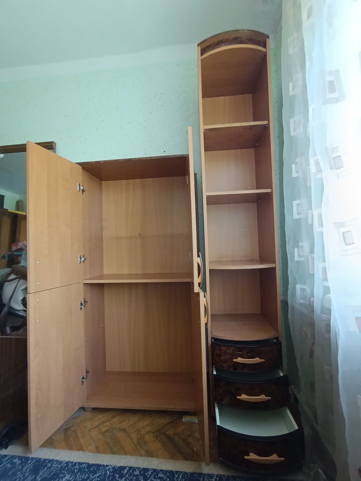 Гарнитур (небольшой шкаф, шкаф с полками и прихожка)