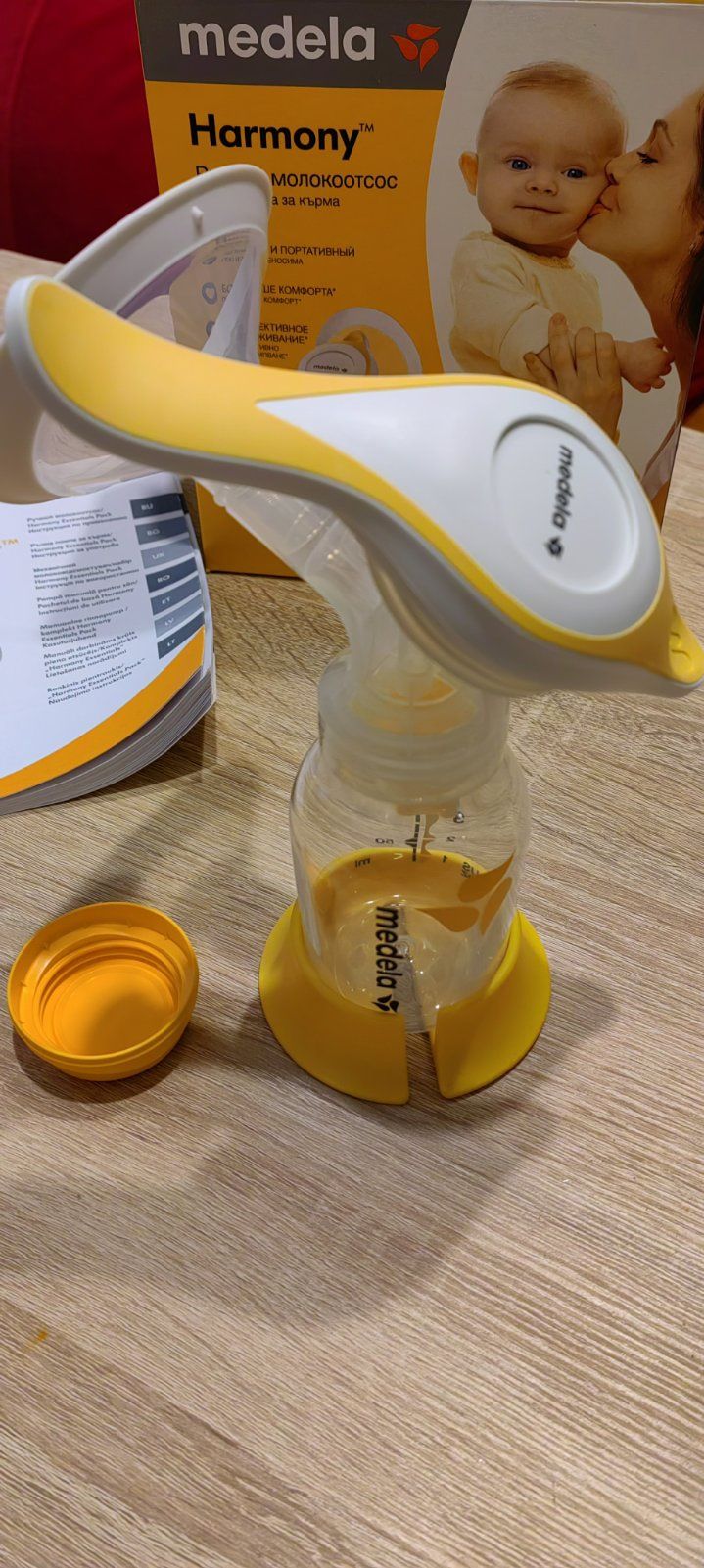 Двуфазна ръчна помпа за кърма Medela Harmony +  подарък