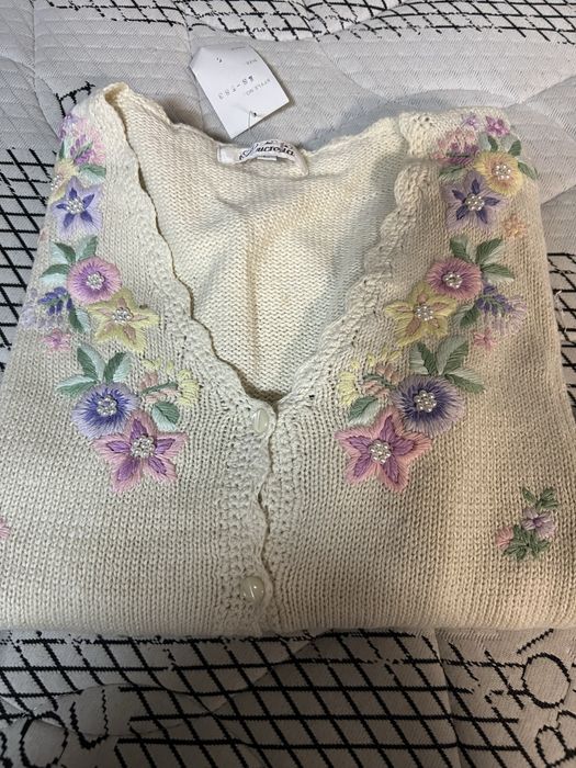 Pulover brodat cu model floral