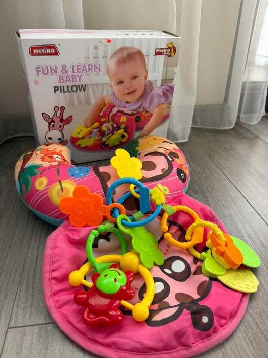 интерактивна възглавница за бебета с дрънкалки. Използва се за игра