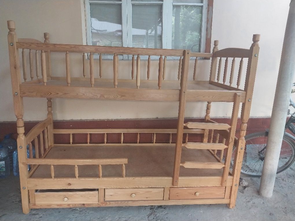 2 этажли кровать узунлиг 2м, энига 90 см, буйи 1.55см б/у холати яхши.