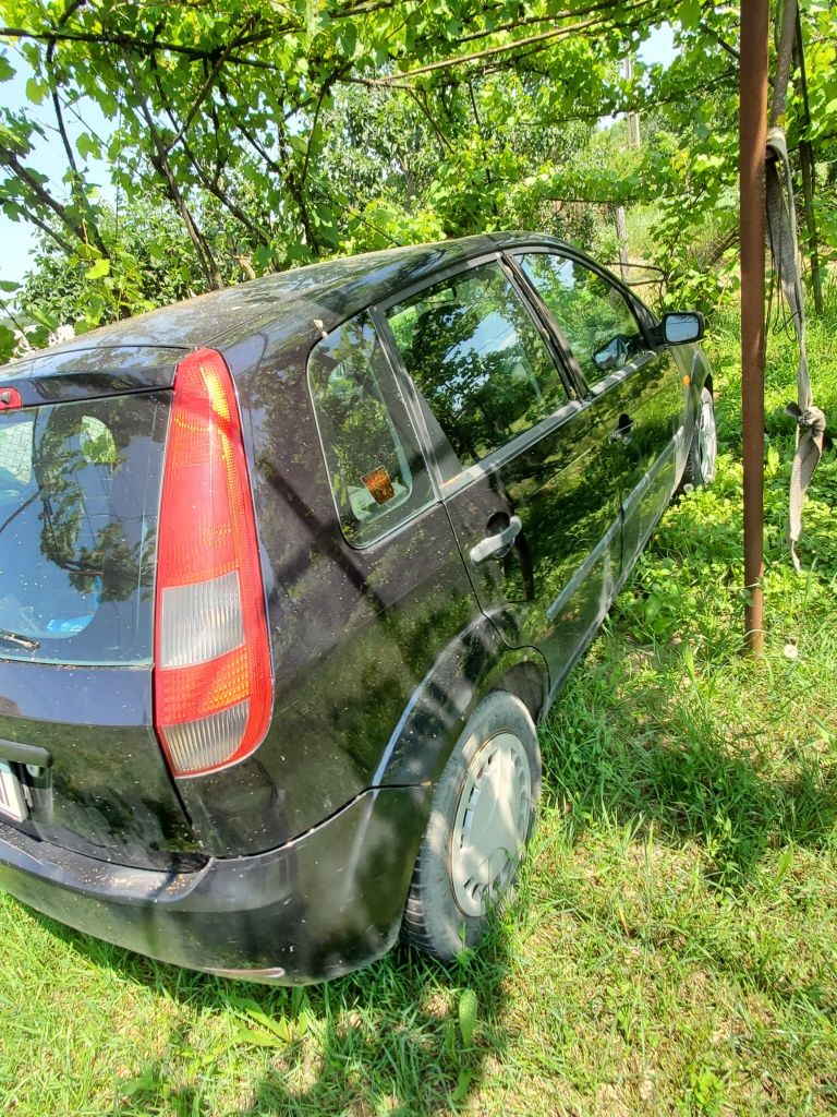 Vând Ford Fiesta 2004
