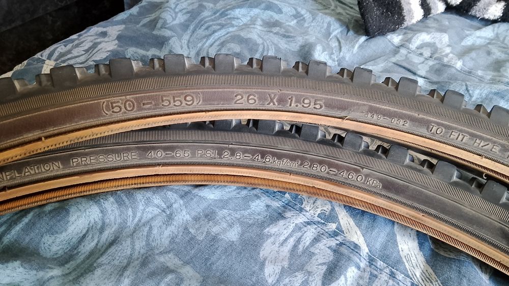 Продам покрышки пару на велосипед в хор на одном разошёлся немного