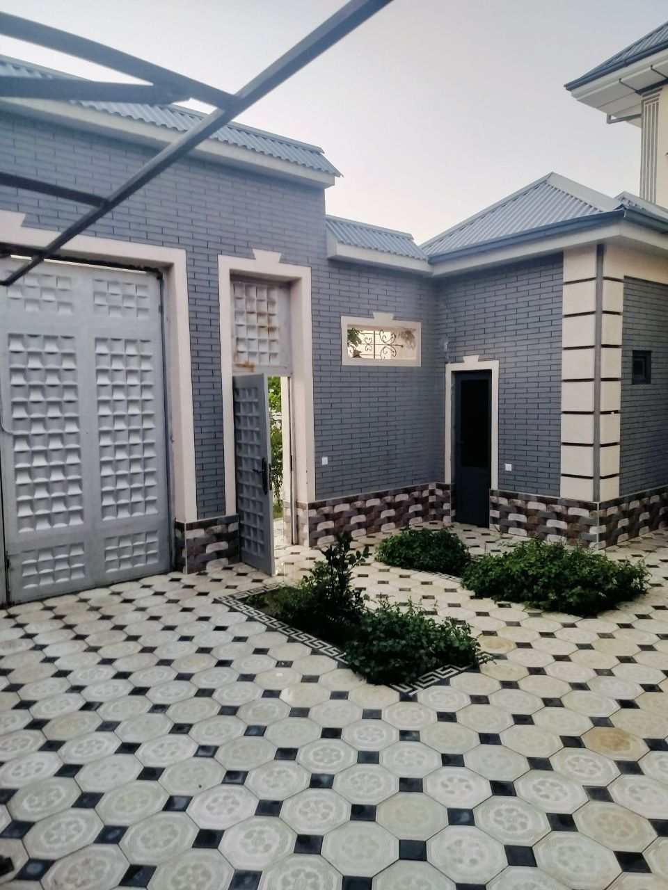 Uy hovli sotiladi