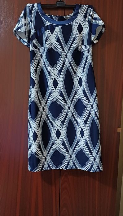 Vând rochie elegantă marimea  42  preț 150 lei.