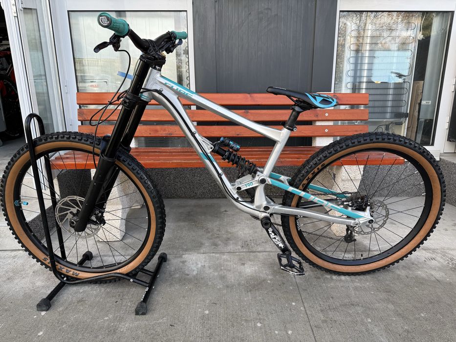 Планински велосипед Мекица Cube за скачане. 27.5/M