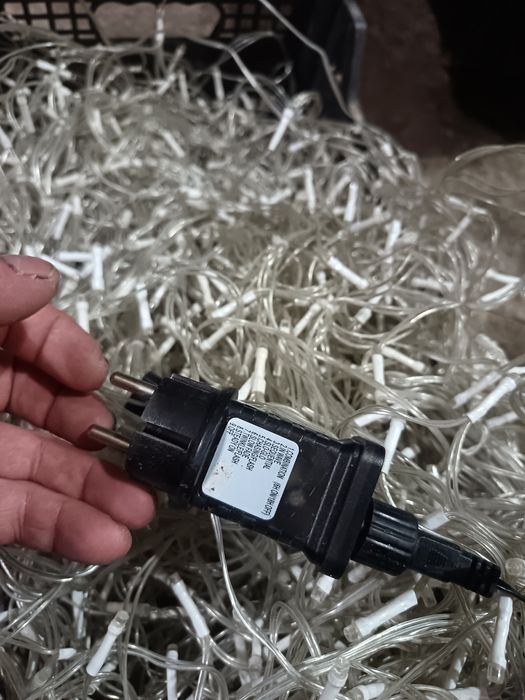 Продавам коледни лампи висящи бели 40м на един сезон с хубавите снадки