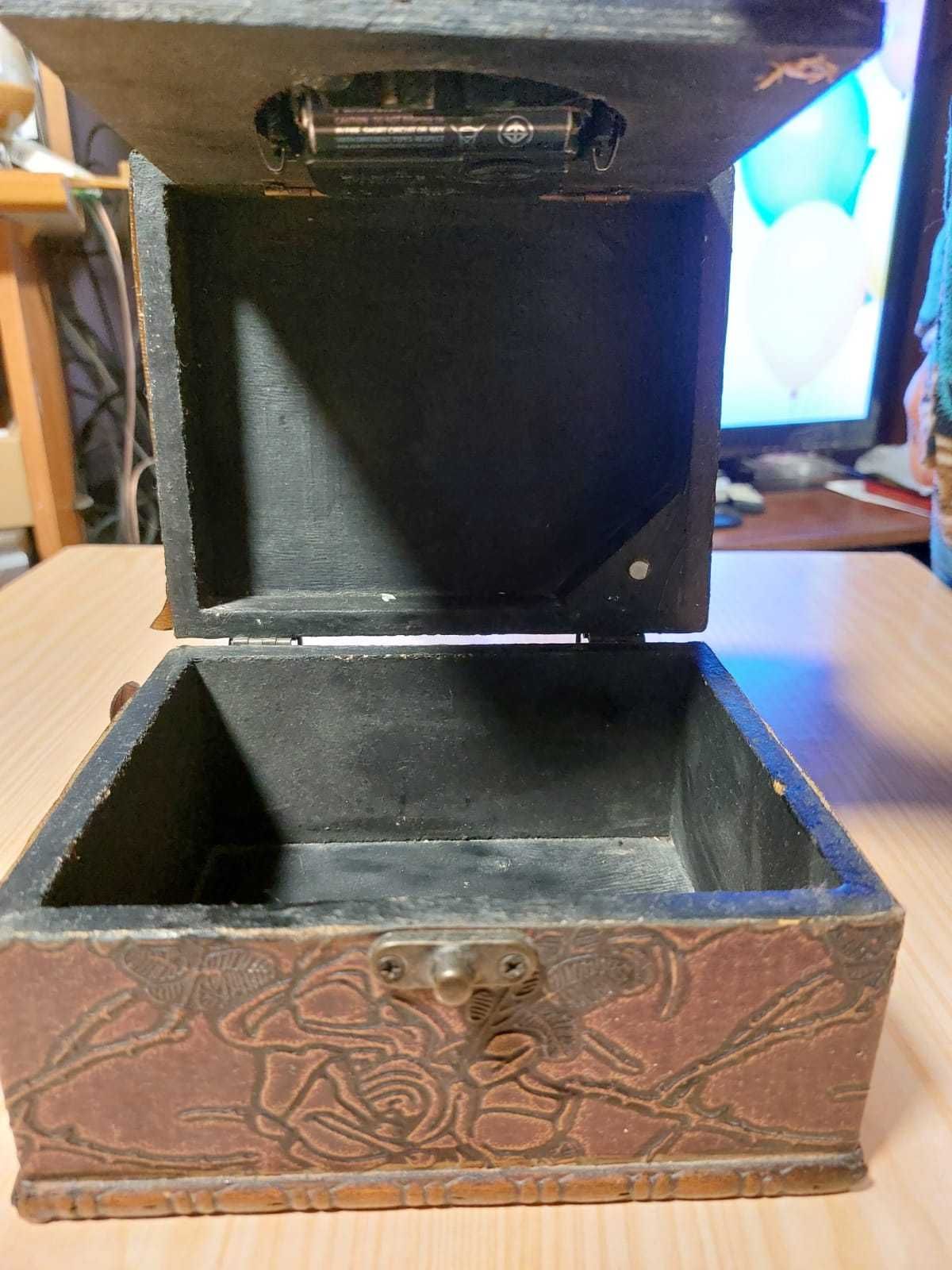 ceas vechi in cutie de lemn