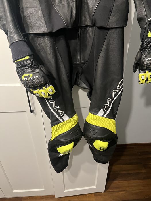 Costum moto piele Macna Voltage si manusi Macna Track R