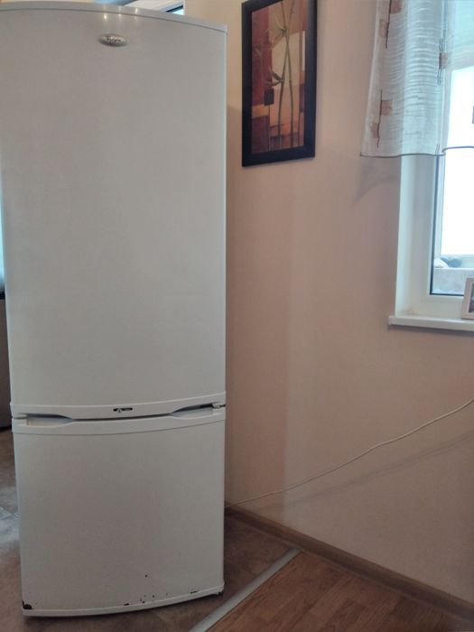 Продавам хладилник Whirlpool
