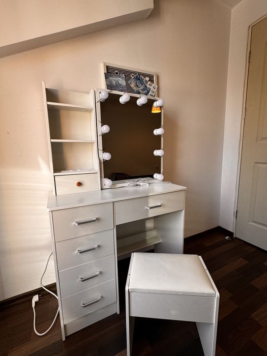 Set mobiler masuta de machiaj cu scaun