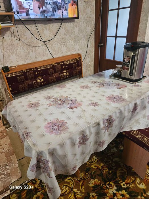 Угловой кухонный диван со столом и 2-мя табуретками