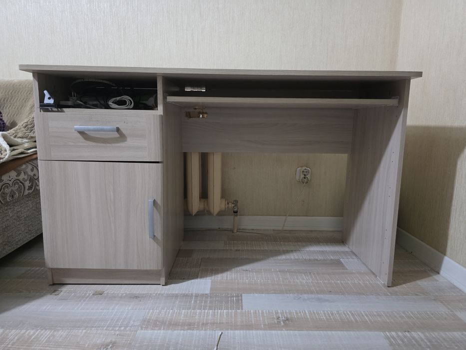 Продам стол компьютерный 126×54×75в хорошем состоянии