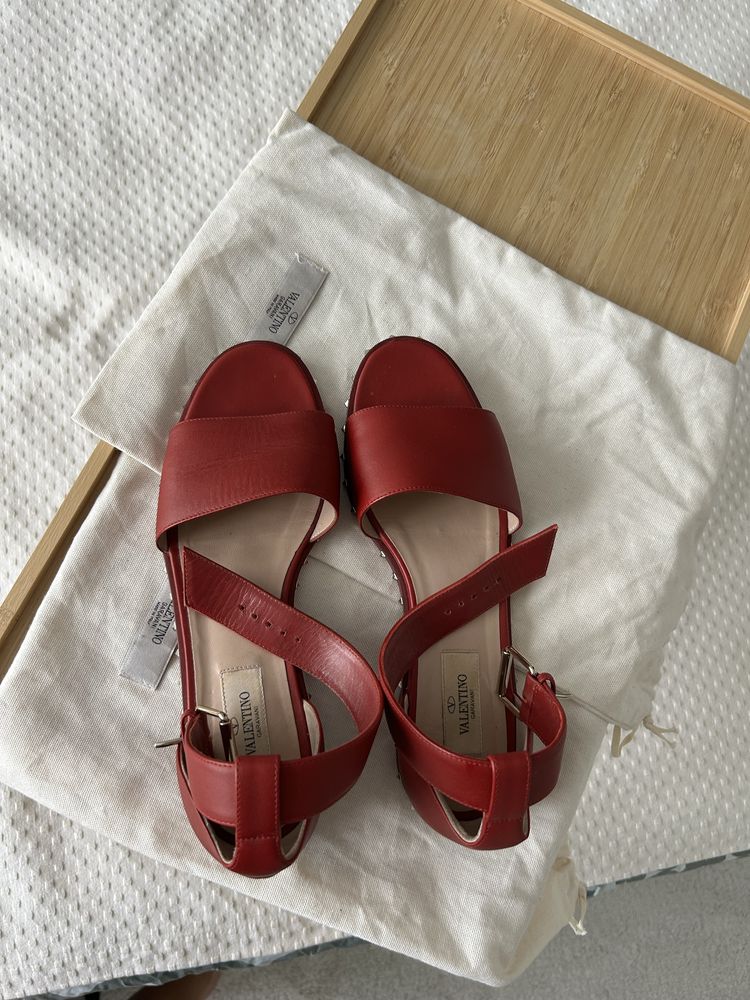 Valentino Garavani rockstud червени сандали 38ми размер