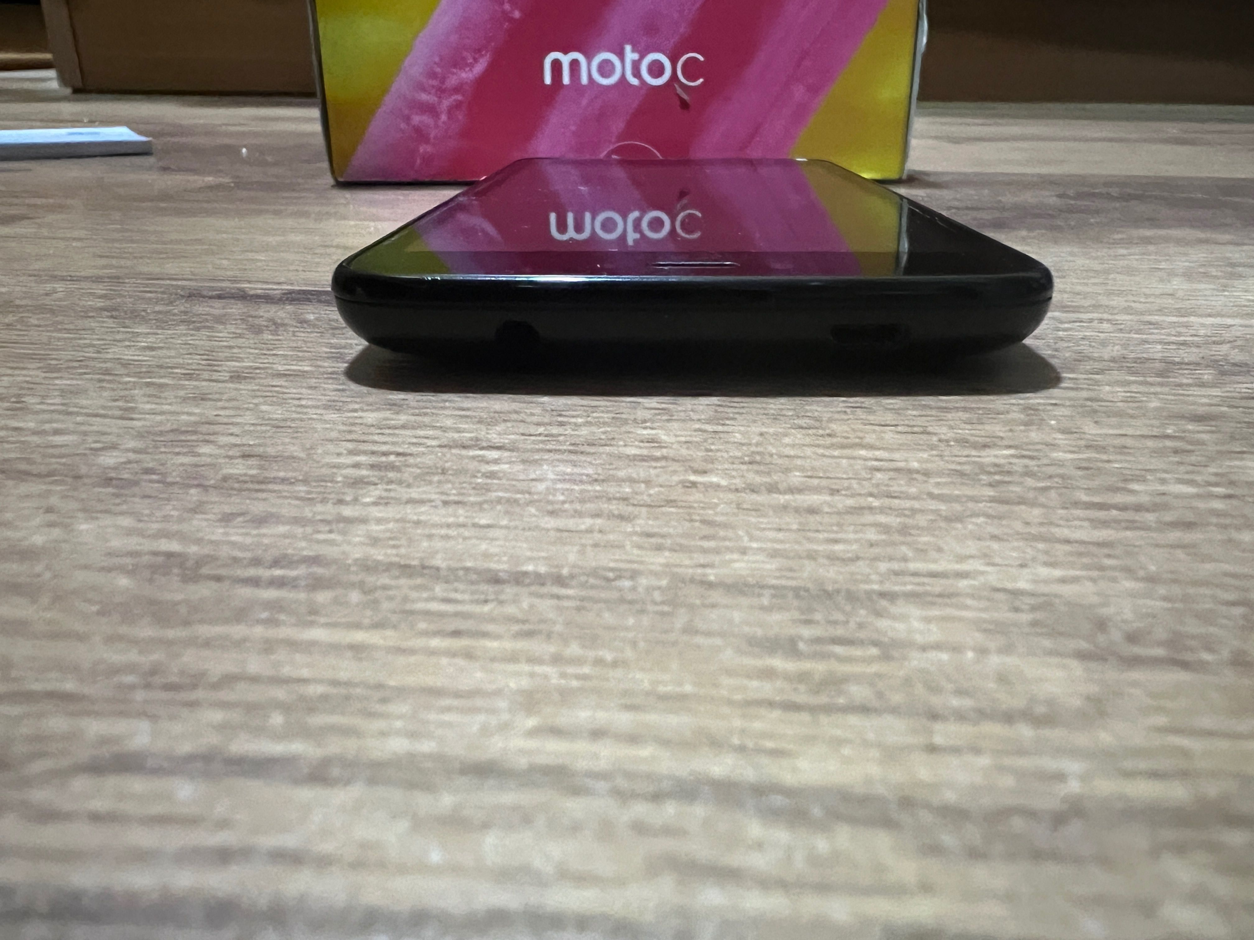 Lenovo moto c в перфектно състояние като нов без драскотина.