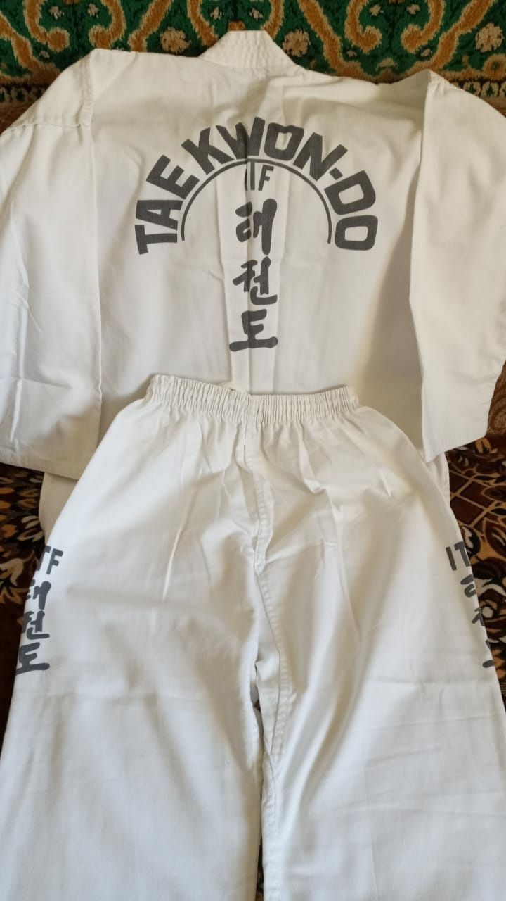 Красовки  39 размер цена 5000т тенге костюм для мальчика спортивный ра