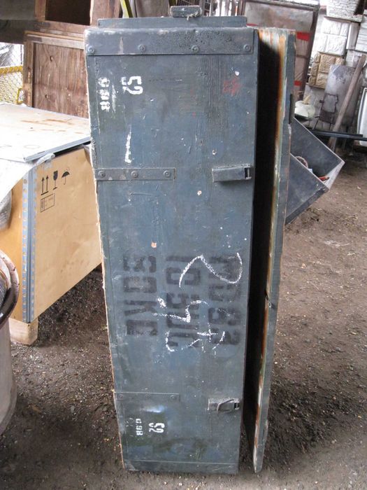 Vand lazi militare pentru munitie care au o vechime de peste 40 de ani