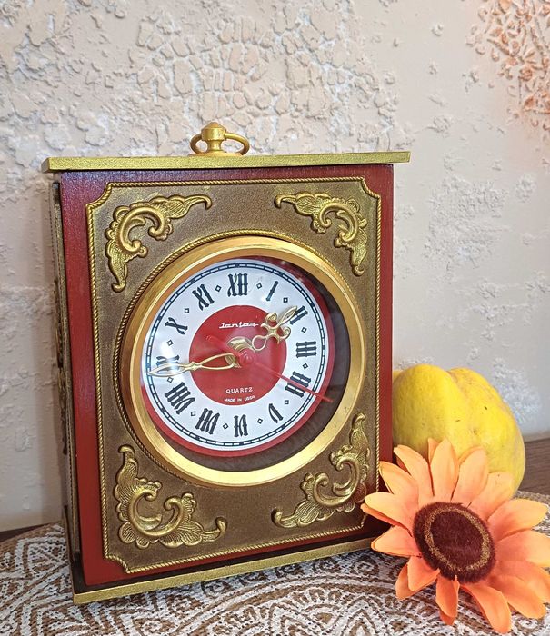 Дървен руски ретро часовник