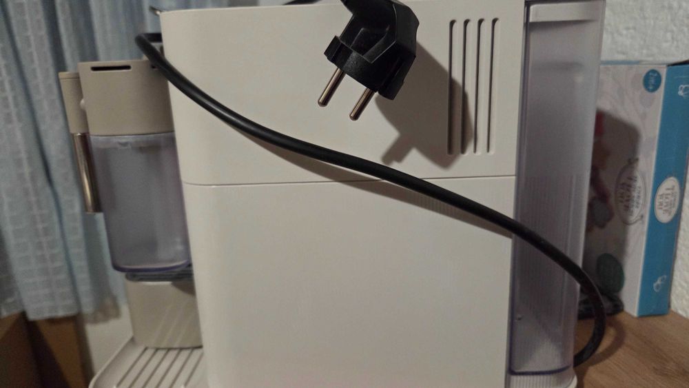 Кафемашина с капсули Nespresso Lattissima One бяла