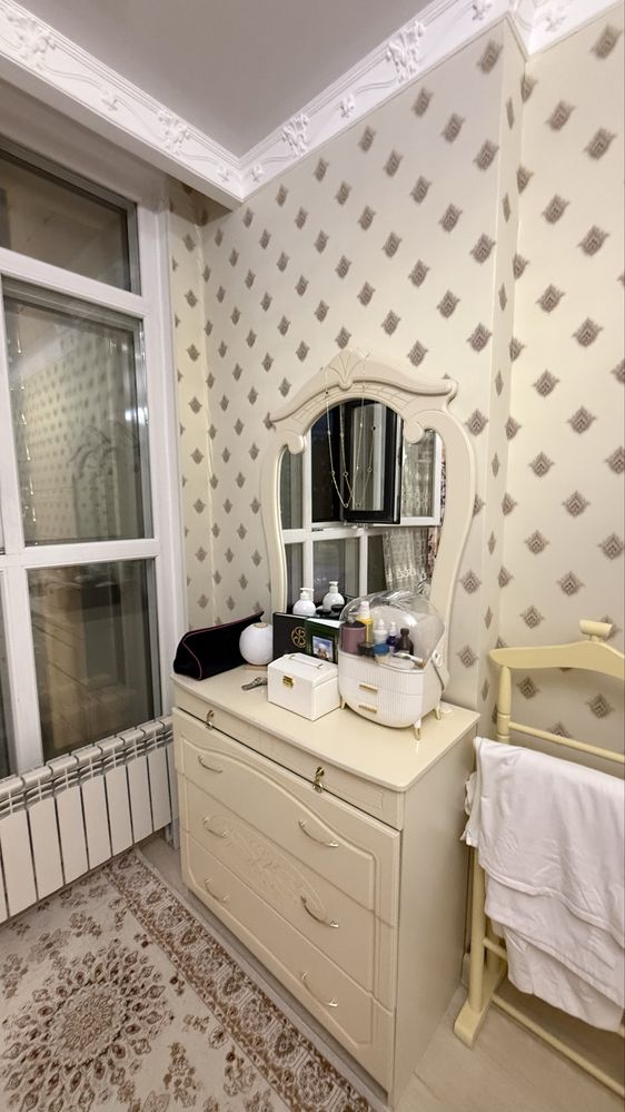 Продается платяной шкаф со столом