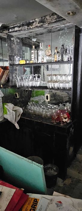 Здрави пластмасови и дървени столове