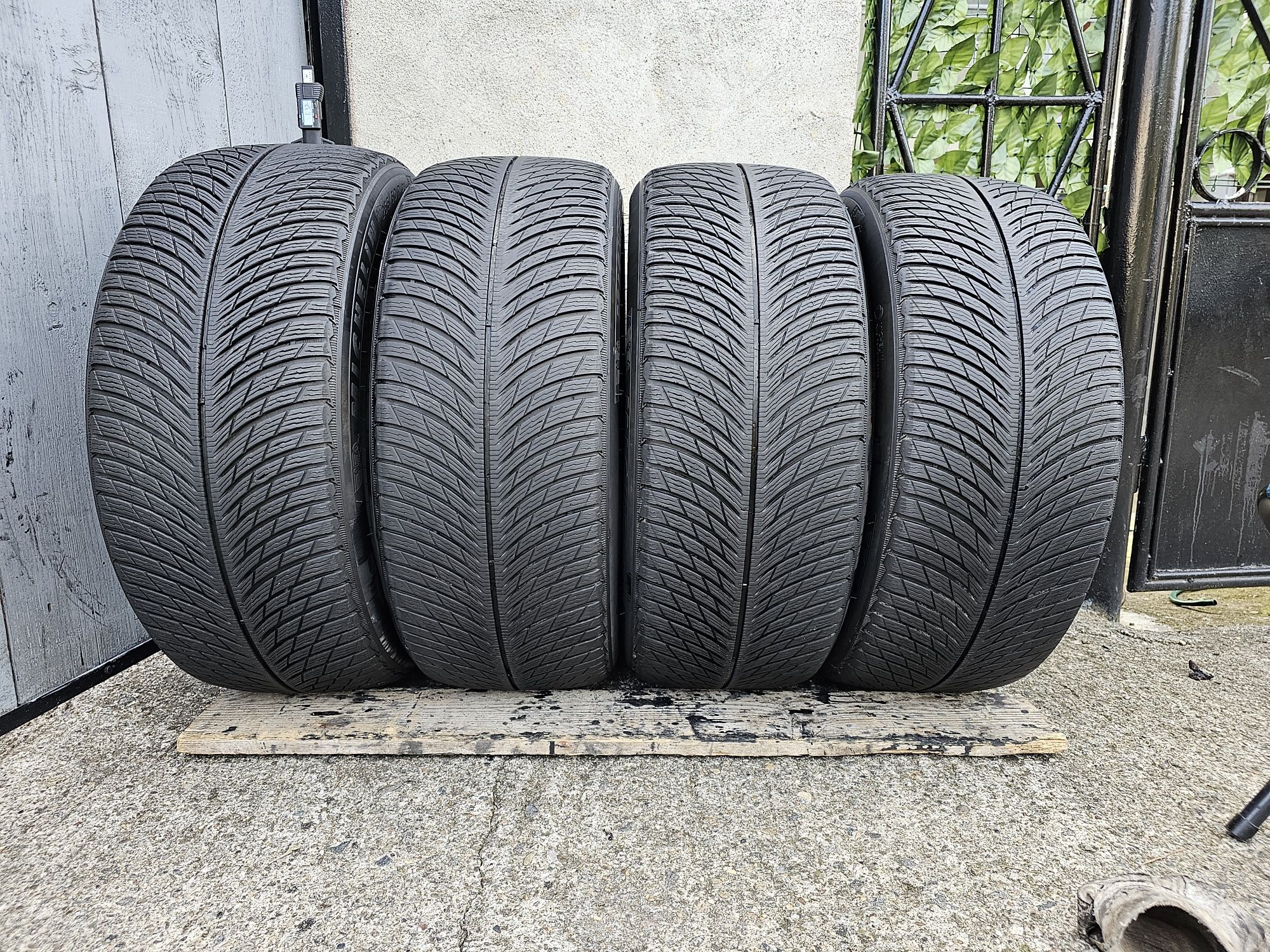 Vând patru anvelope de iarna michelin 255 50  21 dot 3221