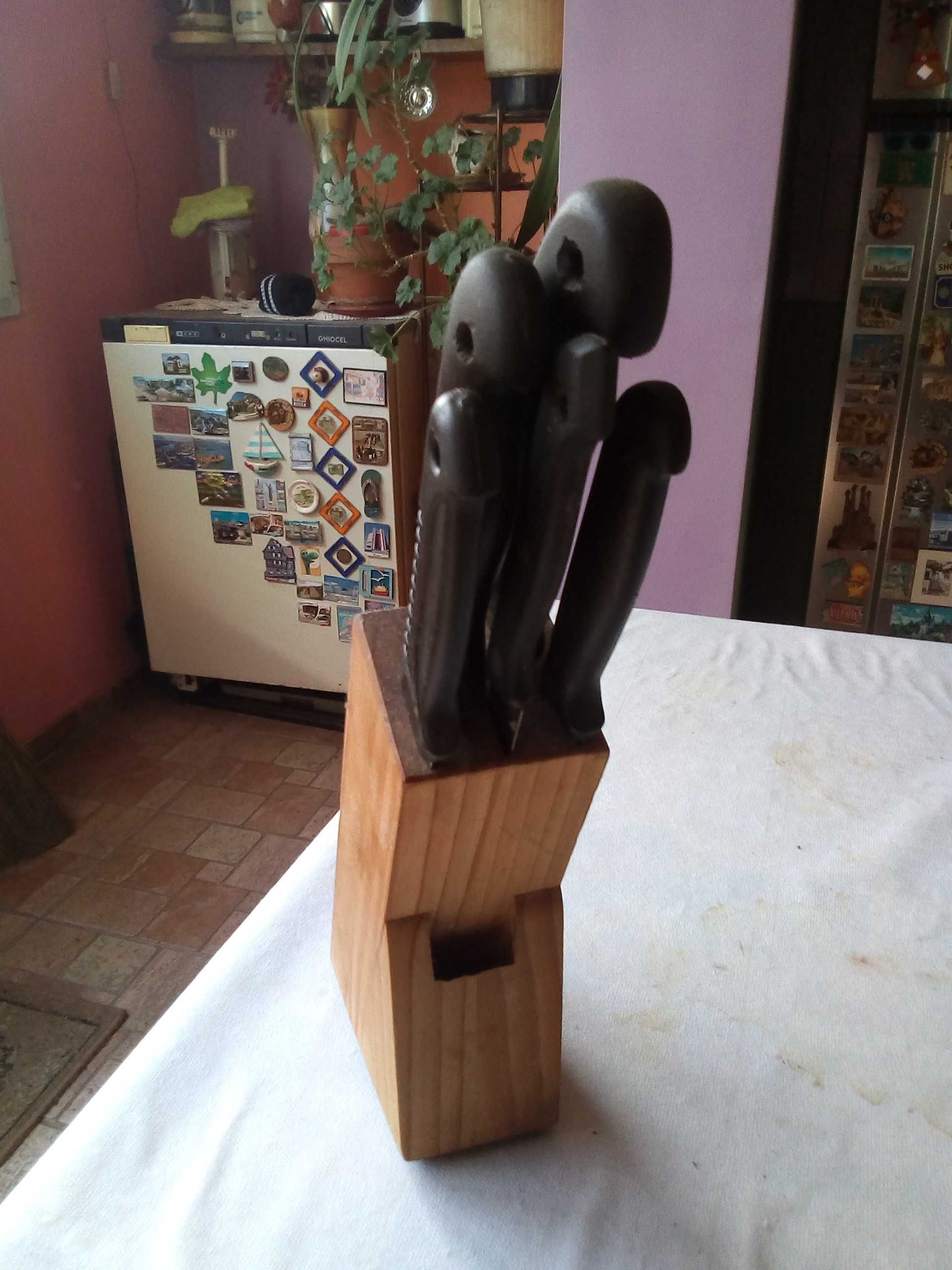 Дървена поставка за ножове и