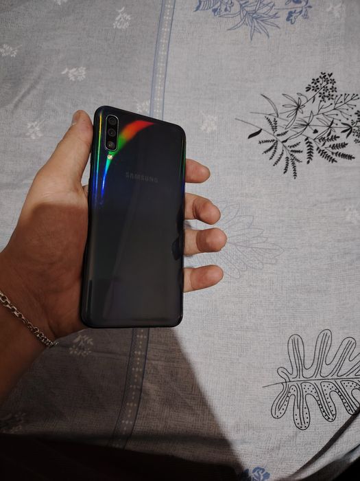 Samsung A50 Sotiladi holati ideal tinniq aybi yoq 6/128