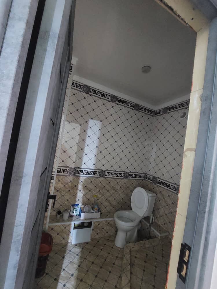 Uy sotiladi 4qavatli bino 3-qavatda 2 xonali xonalar adelni egadan