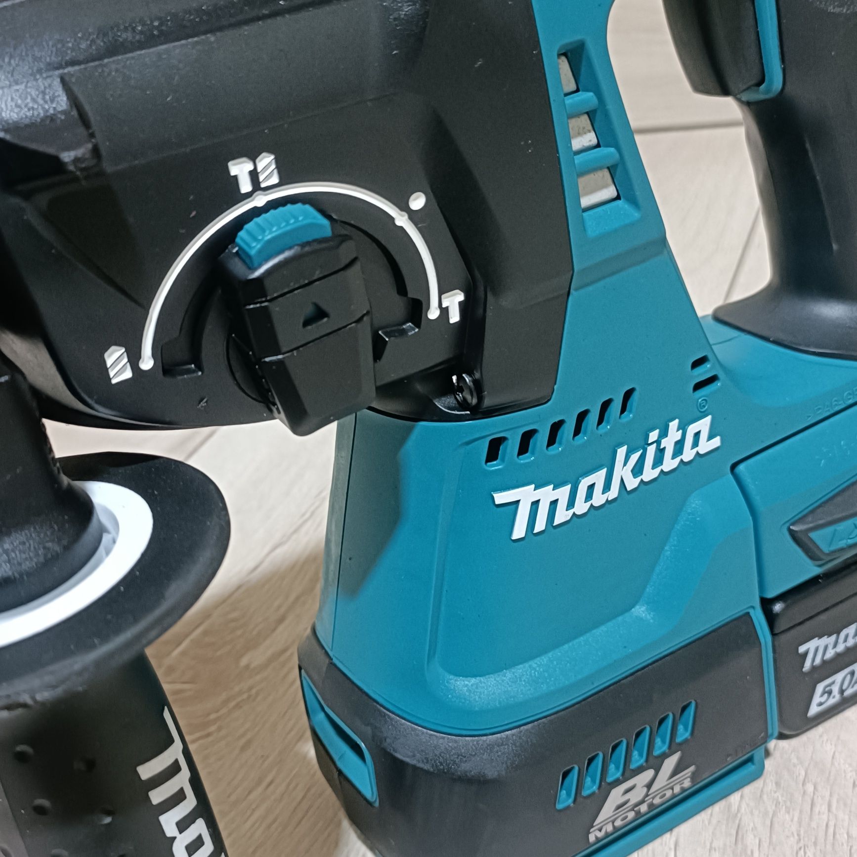 Rotopercutor SDS Plus fabricatie 2024 Makita DHR 243