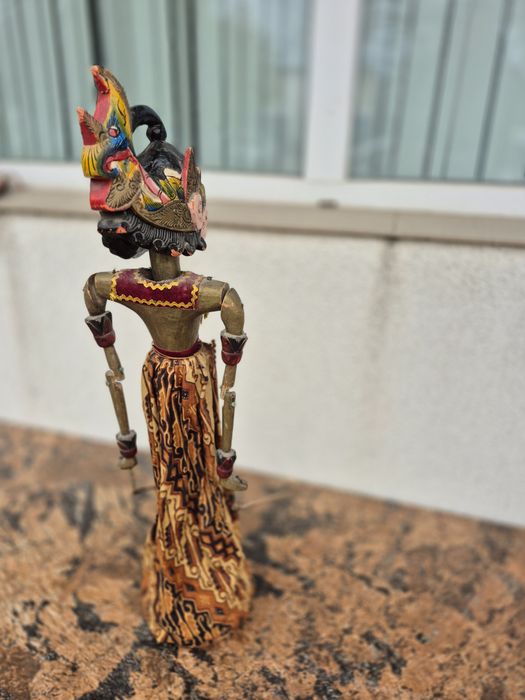 Vand o papusa statatueta,made in Indonezia , vechime -35-50 ani minim