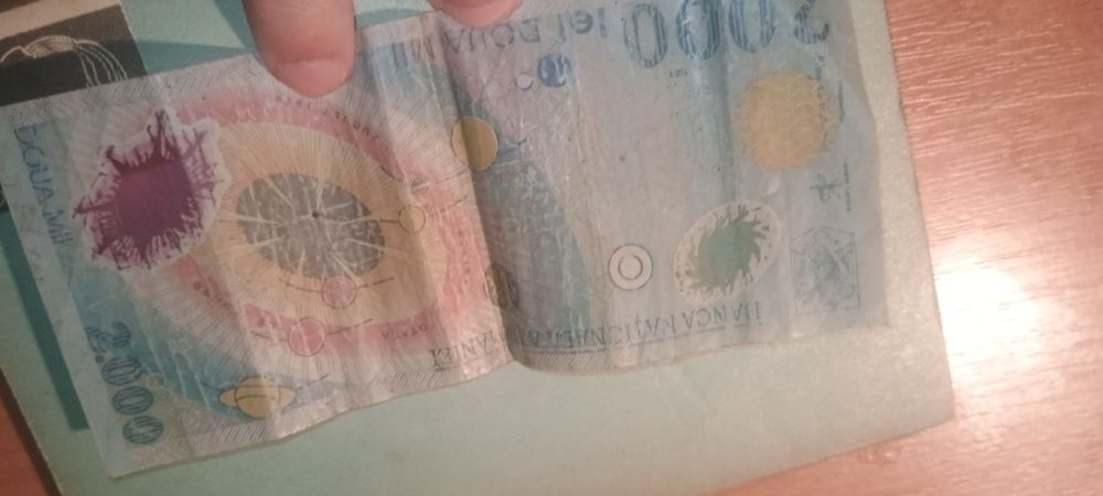 Vând bancnota 2000 lei