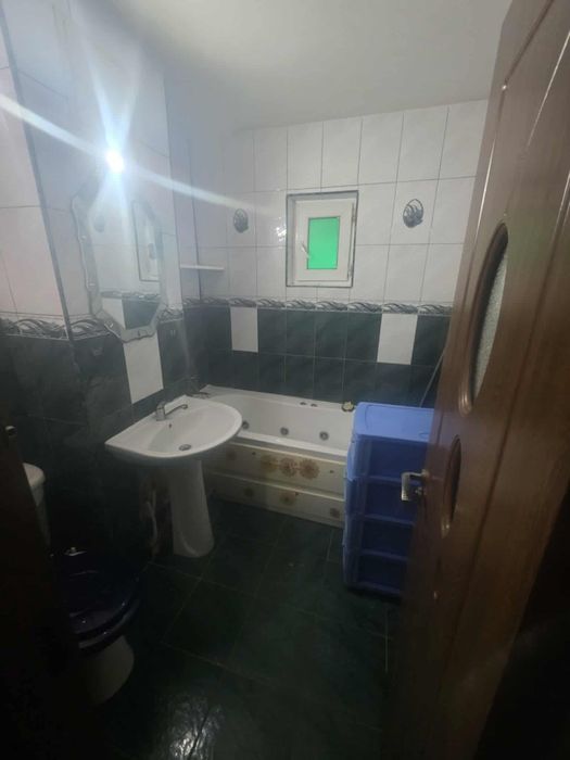 De închiriat apartament cu 2 camere decomandate