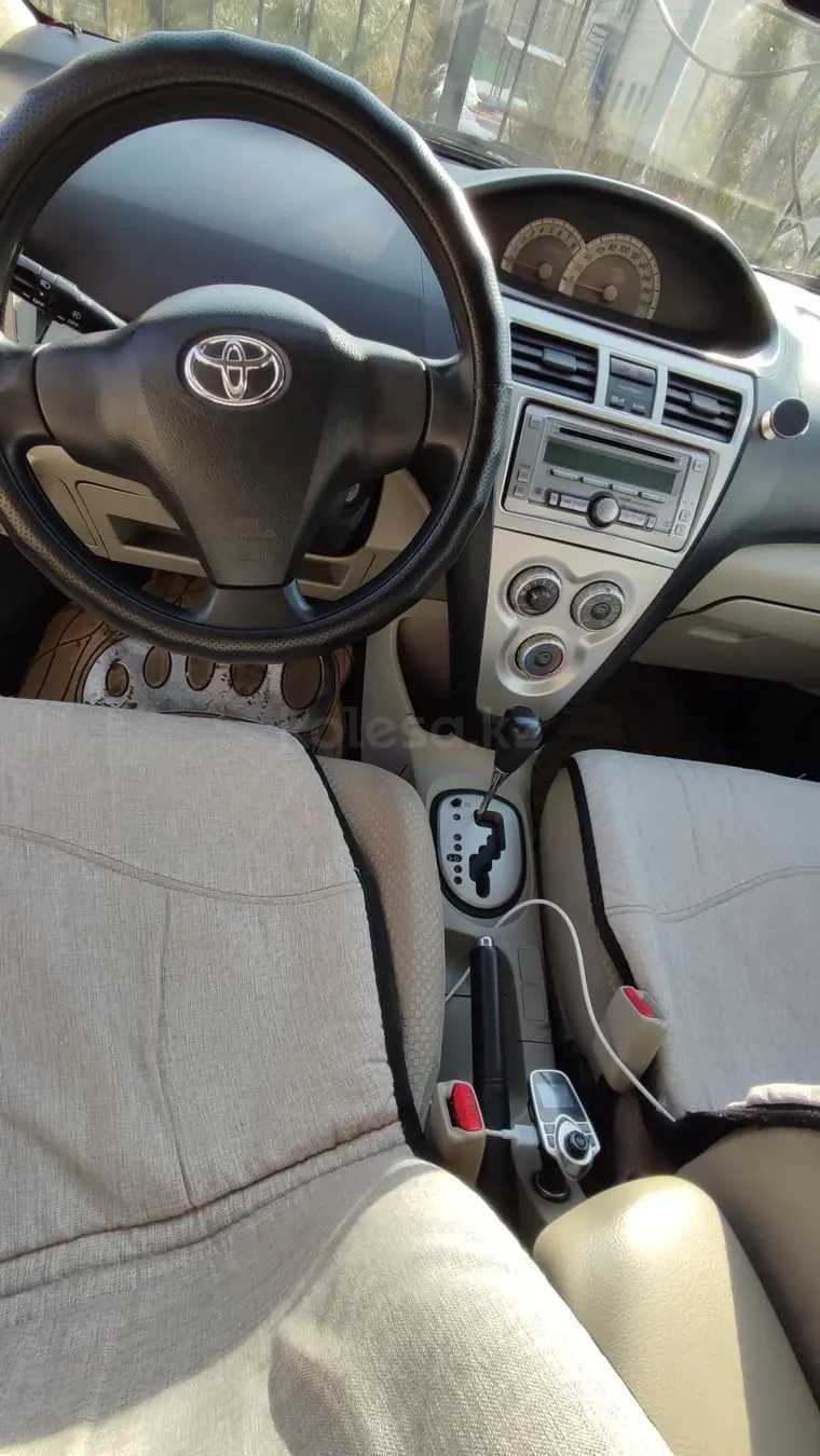 продам автомобиль Toyota Yaris