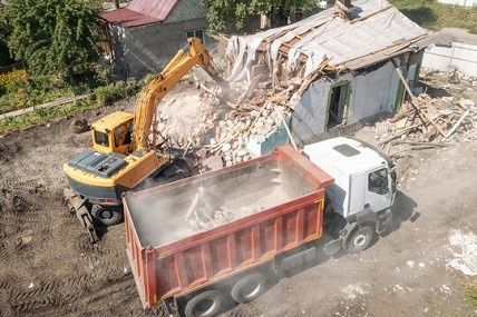 Вывоз мусора демонтаж домов землянок