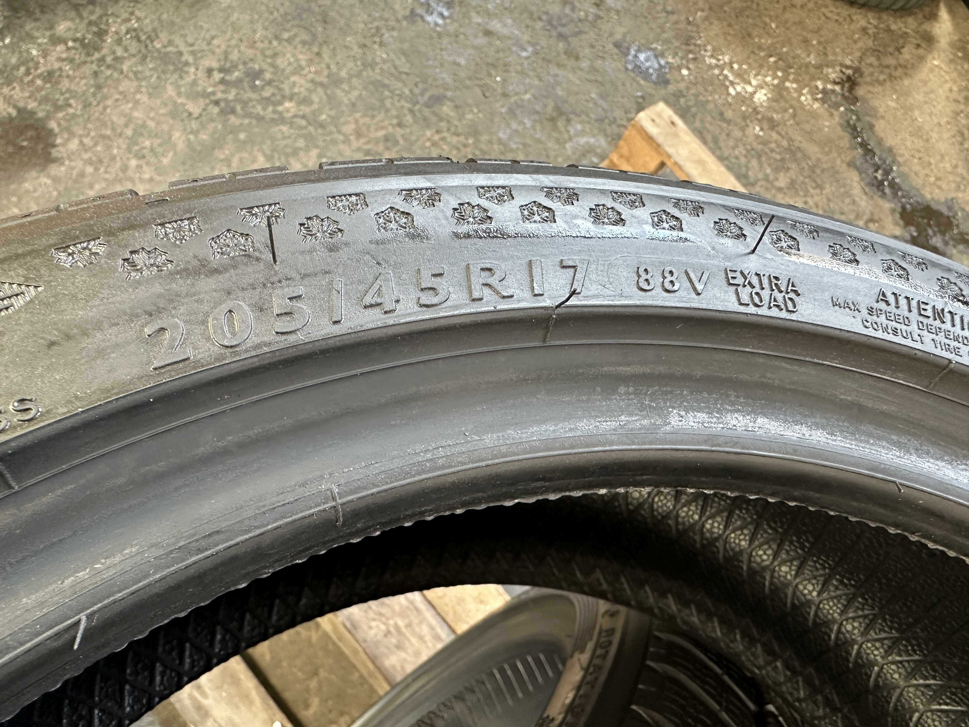 SET 2 Anvelope NOI Iarna 205/45 R17 DUNLOP SP WINTER SPORT runflat