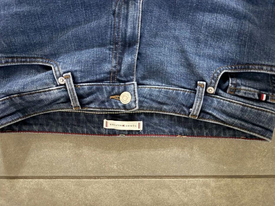 Blugi hilfiger, femei,  mărimea 29/30, preț 110 roni