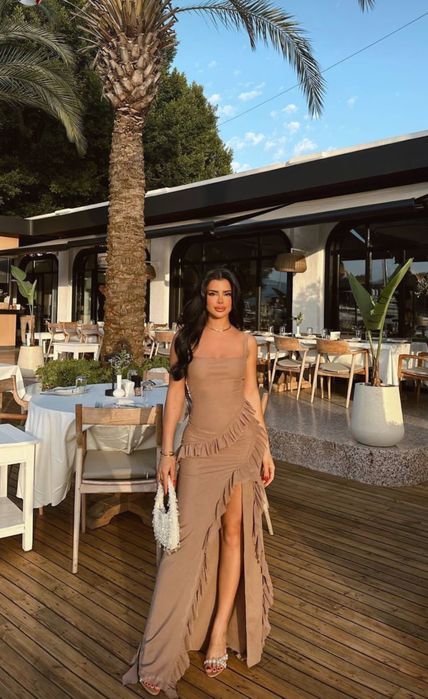 Новое летнее платье с вырезом