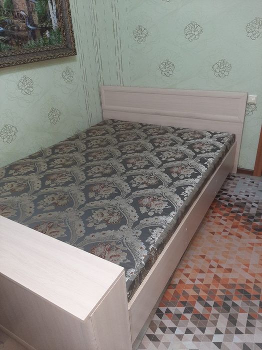 Мебель,двухспальная кровать с прикроватной тумбой