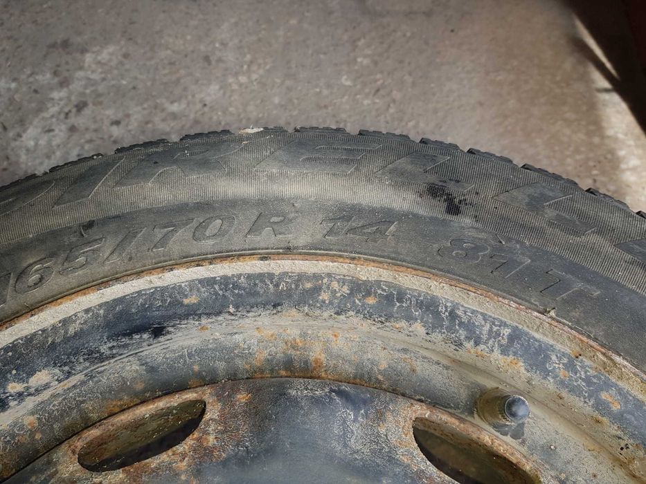 Vând roti cu anvelope de iarnă 165/70/R 14 4buc.200lei.